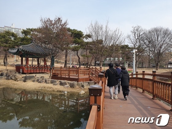  대전 대덕구에 있는 동춘당 공원에서 한 가족이 산책을 하고 있다.2023.3.4/뉴스1 © News1 허진실 기자 