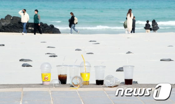제주시 조천읍 함덕해수욕장에 일회용컵들이 버려져 있다. 2023.3.5/뉴스1 © News1 오현지 기자