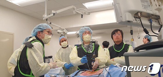 대전우리병원 대표병원장인 박철웅 박사(가운데)가 5일 미국 UCLA 의과대학에서 열린 ‘제2회 UCLA 척추내시경 심포지엄’에서 양방향 내시경 척추 수술법을 시연하고 있다. (대전우리병원 제공) /뉴스1