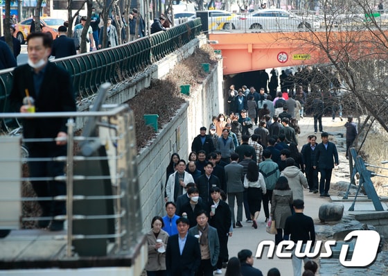서울 종로구 청계천에서 점심식사를 마친 직장인들이 산책하고 있다./뉴스1 © News1 안은나 기자