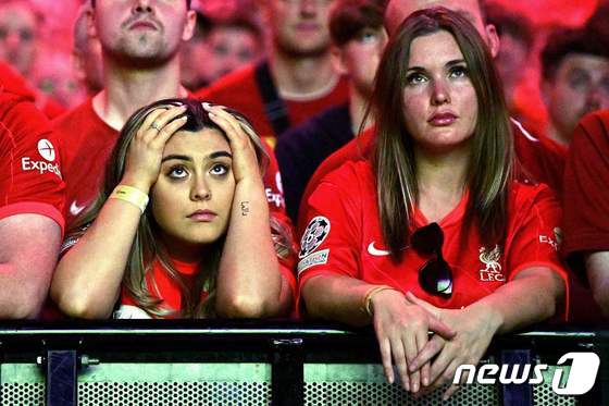 레알 마드리드전을 지켜보는 리버풀 팬들의 모습© AFP=뉴스1