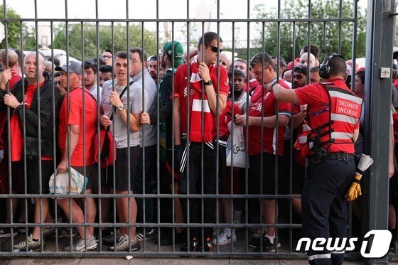 입장이 지연돼 경기장에 들어가지 못하는 리버풀 팬들 © AFP=뉴스1