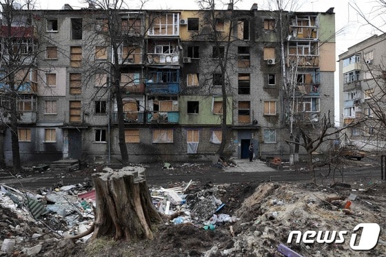 7일(현지시간) 우크라이나 하르키우 쿠피안스크에서 러시아 군의 포격을 받아 불에 타고 파괴된 건물이 보인다. © AFP=뉴스1 © News1 우동명 기자
