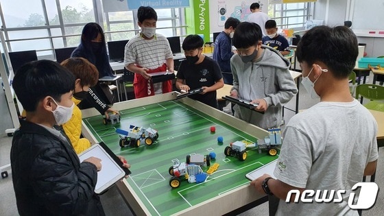 대전 남선초등학교 학생들이 인공지능(AI) 현장체험학습에 참여하고 있다. (대전시교육청 제공) /뉴스1