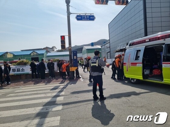전북 순창군의 한 조합장 선거 투표소에서 1톤 트럭이 보행자 10여명을 들이받는 사고가 발생했다.(전북소방본부 제공)2023.3.8/뉴스1