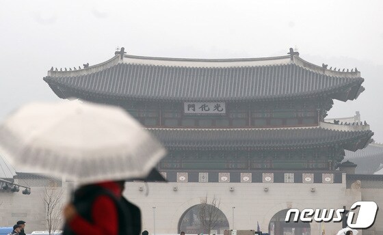 봄비가 내리는 9일 오전 서울 종로구 광화문광장에서 시민들이 우산을 쓰고 발걸음을 옮기고 있다. 2023.3.9/뉴스1 © News1 김민지 기자
