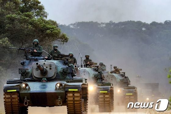 9일(현지시간) 차이잉원 대만 총통과 케빈 매카시 미국 하원의장의 회동에 반발한 중국의 포위 훈련에 대응해 대만 군이 탱크 기동 훈련을 하고 있다. © AFP=뉴스1 © News1 우동명 기자