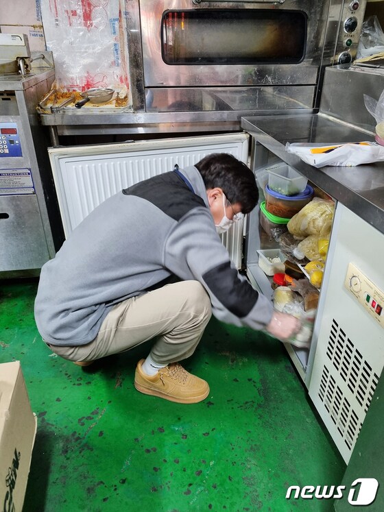 지난 2월 서산시 단속반이 한 음식점에서 식자재 유통기한 경과 여부를 점검하고 있다. (서산시 제공)/뉴스1
