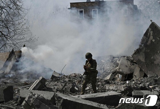 지난 4월10일(현지시간) 우크라이나 도네츠크 아우디우카에서 러시아 군의 공습을 받아 쑥대밭이 된 아파트의 모습이 보인다. © AFP=뉴스1 © News1 우동명 기자