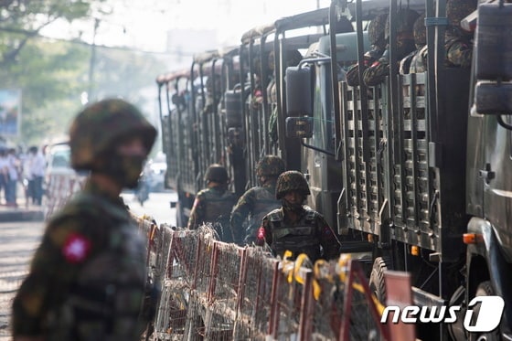 지난 2021년 8월 미얀마 양곤에서 군부 쿠데타에 저항하는 시위가 벌어진 가운데 군인들이 이를 진압하기 위해 이동하고 있다. 2021.08.15. © 로이터=뉴스1 © News1 김성식 기자
