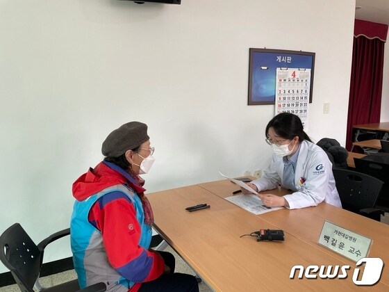 가천대길병원 의료진이 승봉도 주민을 진료하고 있다.(인천시 제공)