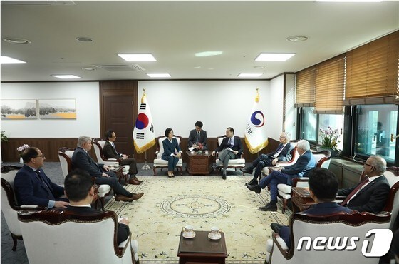 권영세 통일부 장관이 12일 서울 종로구 정부서울청사에서  캐나다 상‧하원 의원들과 면담하고 있다. (통일부 제공)