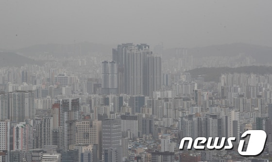 서울 용산구 남산에서 바라본 아파트 단지의 모습. 2023.4.13/뉴스1 © News1 이재명 기자