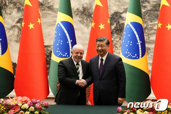 시진핑 중국 국가 주석과 룰라 다시우바 브라질 대통령이 악수하고 있다. © 로이터=뉴스1 © News1 우동명 기자