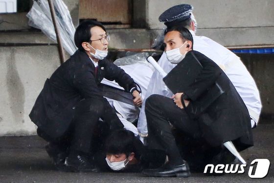 15일 (현지시간) 일본 와카야마현 사이카자키 항에서 기시다 후미오 총리가 지원 유세을 시작하기 직전 폭발물을 던진 남성 용의자가 경찰에 체포되고 있다. © AFP=뉴스1 © News1 우동명 기자