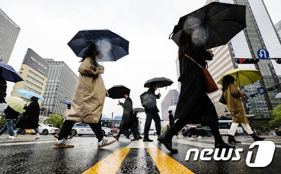 보슬비가 내리는 18일 서울 광화문 사거리에 우산을 쓴 시민들이 출근길 발걸음을 옮기고 있다. 2023.4.18/뉴스1 © News1 허경 기자