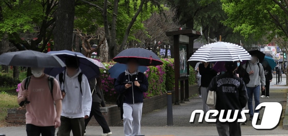 전북 전주시 전북대학교에서 우산을 쓴 학생들이 교정을 걷고 있다. 2023.4.18/뉴스1 © News1 유경석 기자