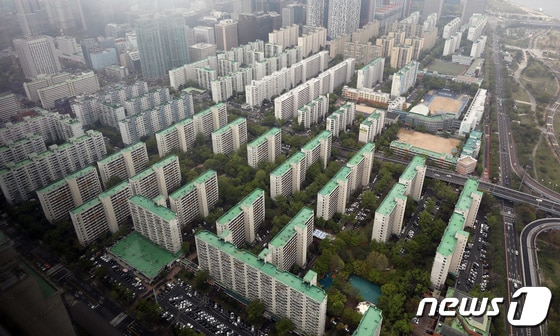 이날 오후 63빌딩에서 바라본 서울 시내 아파트 모습. 2023.4.18/뉴스1 © News1 김민지 기자