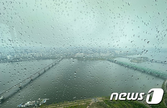 비가 내린 18일 서울 여의도 63빌딩에서 바라본 도심에 먹구름이 끼어 있다. 2023.4.18/뉴스1 © News1 김민지 기자