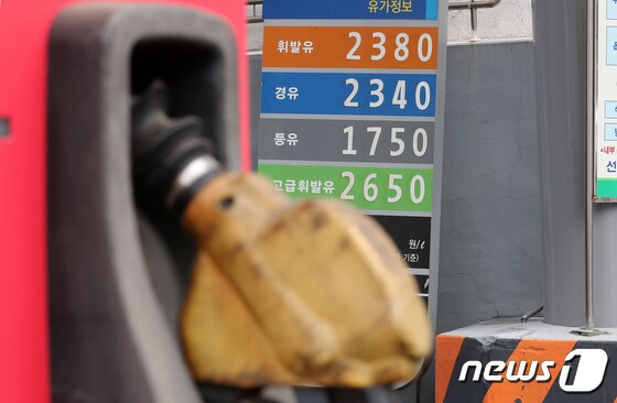  서울의 한 주유소에 휘발유·경유 가격이 표시돼 있다. 2023.4.18/뉴스1 © News1 김진환 기자