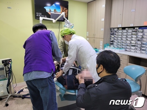 19일 부산대병원 장애인구강진료센터를 찾은 성아름씨가 진료를 받기 위해 페디랩을 착용하고 있다.2023.4.19/뉴스1 © News1 조아서 기자