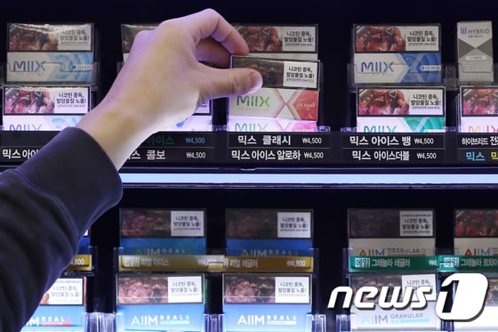 20일 서울의 한 편의점에서 궐련형 전자담배 전용 스틱이 판매되고 있다. 2023.4.20/뉴스1 © News1 민경석 기자