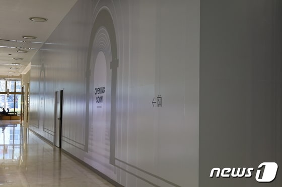 명품 매장이  빠진 롯데 부산센텀시티점의 1층이 가벽으로 가려져 있다.2023.4.21. 손연우기자