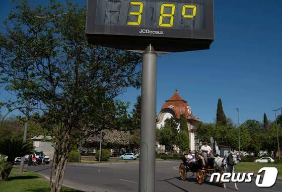 이번주 스페인에 최고 기온이 40도까지 올라가는 폭염이 찾아온다. 사진은 24일(현지시간) 기온이 38도를 기록한 스페인 세비야에서 마차가 지나다니는 모습. © AFP=뉴스1 © News1 박재하 기자