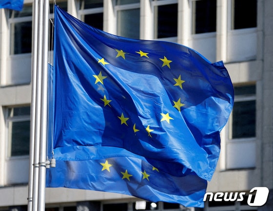 지난 3월1일 벨기에 브뤼셀의 유럽위원회 본부 외부에 유럽연합(EU) 깃발이 펄럭이고 있다. 2023.03.01/뉴스1 © 로이터=뉴스1 © News1 김민수 기자