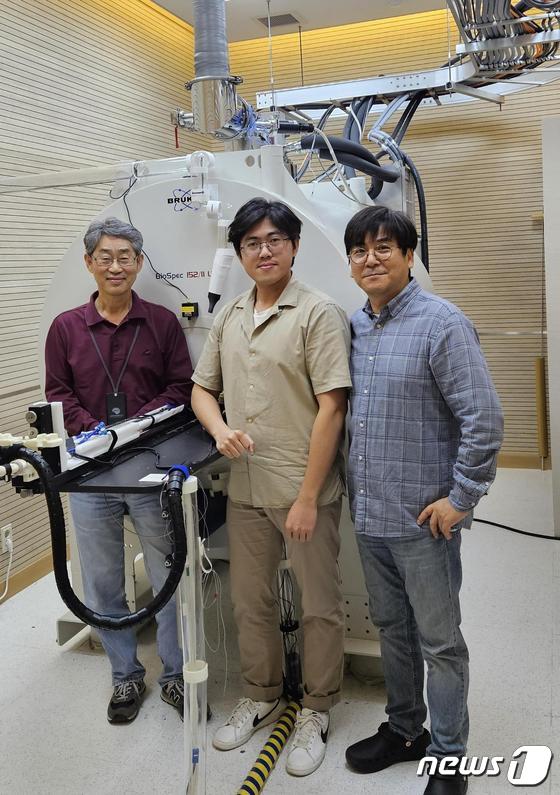 왼쪽부터 김성기 IBS 뇌과학 이미징 연구단장(교신저자), Thanh Tan Vo 박사과정 연구원(제1저자), 임근호 기술연구원이 기념촬영을 하고 있다.(기초연 제공)/뉴스1