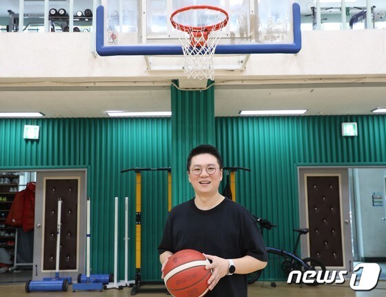 영화 '리바운드'의 실제 주인공 강양현 감독이 부산중앙고 체육실에서 농구공을 들고 포즈를 취하고 있다.2023.4.28/뉴스1 © News1 조아서 기자