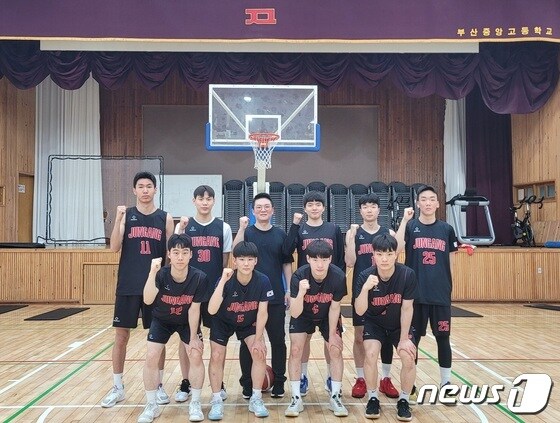 강양현 감독과 부산중앙고 농구부 선수들이 함께 기념사진을 찍고 있다.2023.4.28/뉴스1 © News1 조아서 기자