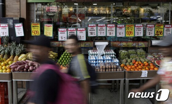 남미의 한 식품 판매대 © 로이터=뉴스1