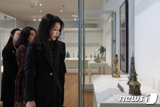 김건희 여사가 지난해 4월 28일(현지시간) 미국 보스턴미술관을 찾아 한국실을 둘러보고 있다. (대통령실 제공) 2023.4.30/뉴스1 © News1 안은나 기자