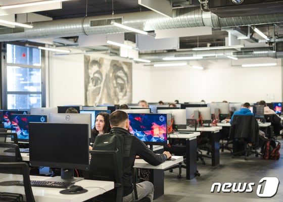 지난달 28일(현지시간) 프랑스 파리 '에꼴42' 42파리 캠퍼스에서 학생들이 프로그래밍을 공부하고 있다. (교육부 제공)
