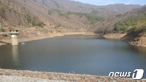 5일 충북 영동군이 궁촌저수지 수질 개선을 위해 수자원공사와 지하수저류지 용역 추진을 내용으로 협약했다고 밝혔다. 사진은 궁촌저수지.(영동군 제공)2023.4.5/뉴스1