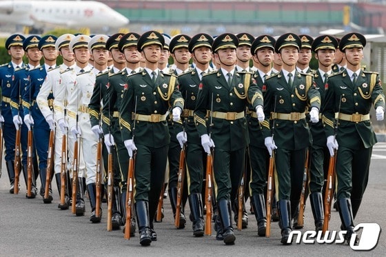 에마뉘엘 마크롱 프랑스 대통령 환영식이 열리는 베이징 공항에 의장대가 도착하고 있다. © AFP=뉴스1 © News1 우동명