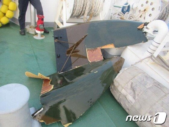 6일 일본 오키나와현 미야코지마 인근 바다에서 실종된 육상자위대 헬기의 파편으로 추정되는 물체가 수습됐다. © 로이터=뉴스1 © News1 권진영 기자