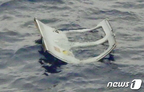 6일 일본 오키나와현 미야코지마 인근 바다에 실종된 육상자위대 헬기의 것으로 보이는 창틀 부품이 떠 있다. © 로이터=뉴스1 © News1 권진영 기자