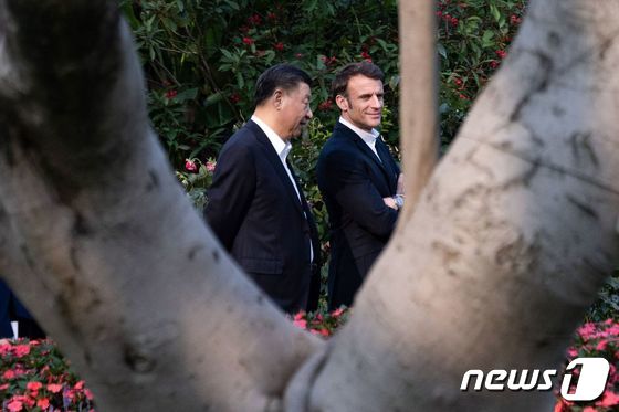 시 주석이 7일 광저우 성장 관저 정원에서 마크롱 프랑스 대통령과 산책을 하고 있다. © AFP=뉴스1 © News1 우동명 기자