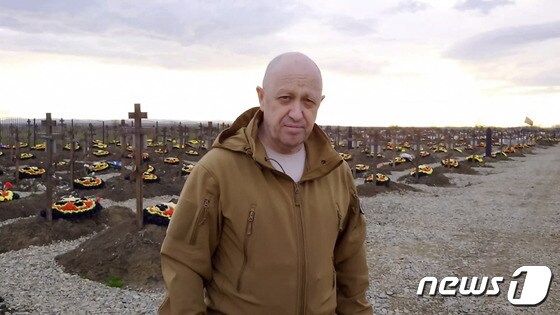 6일(현지시간) 와그너그룹의 최고 경영자(CEO) 예브게니 프리고진이 러시아 남부 그라스노다르 지역의 고랴치클류치에 마련된 와그너 용병들의 공동묘지를 방문했다. © AFP=뉴스1 © News1 권진영 기자