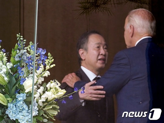 도미타 코지(왼쪽) 주미일본대사와 조 바이든(오른쪽) 미국 대통령 2022.7.8 © 로이터=뉴스1 © News1 정윤미 기자