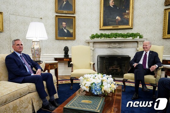 조 바이든 대통령과 케빈 매카시 하원 의장이 9일(현지시간) 백악관에서 부채 한도 협상을 위해 만나고 있다. © 로이터=뉴스1 © News1 박형기 기자