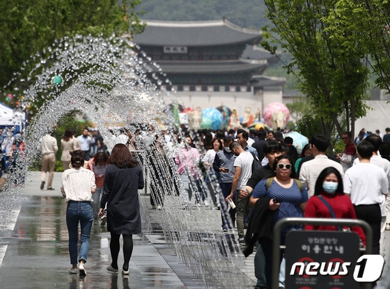 서울 광화문광장에서 시민들이 여유를 즐기고 있다. 2023.5.10/뉴스1 © News1 김민지 기자