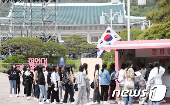 10일 개방 1주년을 맞은 서울 종로구 청와대에서 관람객들이 경내를 둘러보고 있다. 2023.5.10/뉴스1 © News1 허경 기자