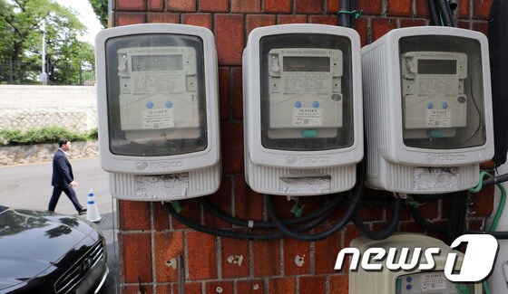 10일 오후 서울 용산구의 주택가에 설치된 전기계량기 앞으로 시민이 지나가고 있다. 2023.5.10/뉴스1 © News1 박세연 기자