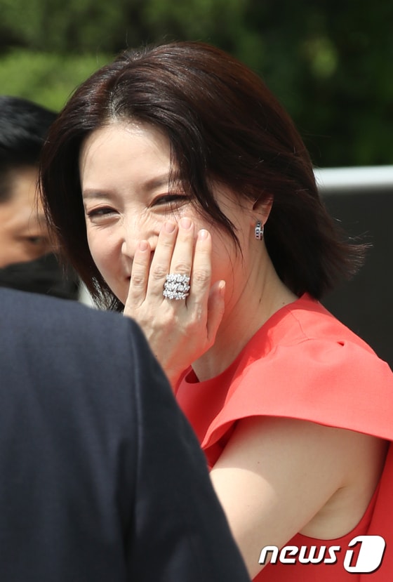 배우 이영애가 산소같은 미소로 시선을 사로잡았다. © News1 권현진 기자