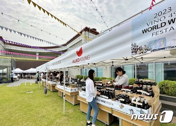 12층 패밀리파크의 ‘2023 VINO 494 WORLD WINE FESTA’행사장 모습.(갤러리아타임월드 제공)