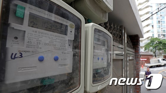 서울 종로구의 한 주택가에 전력량계가 설치돼 있다./뉴스1 © News1 이승배 기자