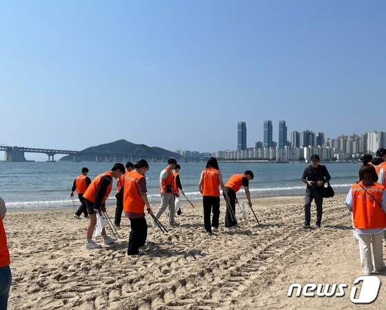 14일 오전 10시 광안리어방축제 '비치코밍' 참여자들이 광안리 바닷가 모래사장에서 쓰레기를 줍고 있다.(부산 수영구 제공)